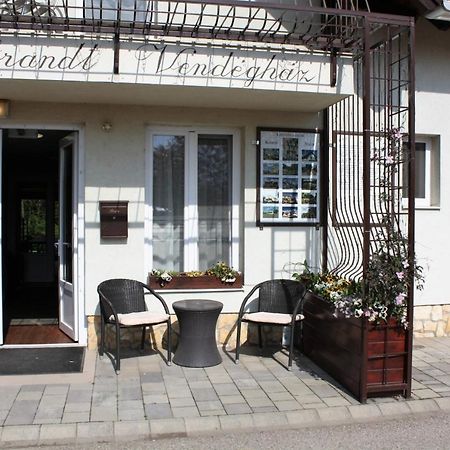 Rembrandt Vendeghaz Hotel Kisber Exterior photo