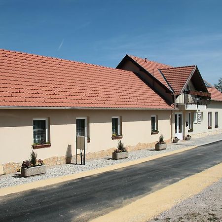 Rembrandt Vendeghaz Hotel Kisber Exterior photo