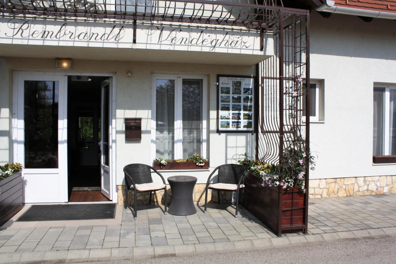 Rembrandt Vendeghaz Hotel Kisber Exterior photo